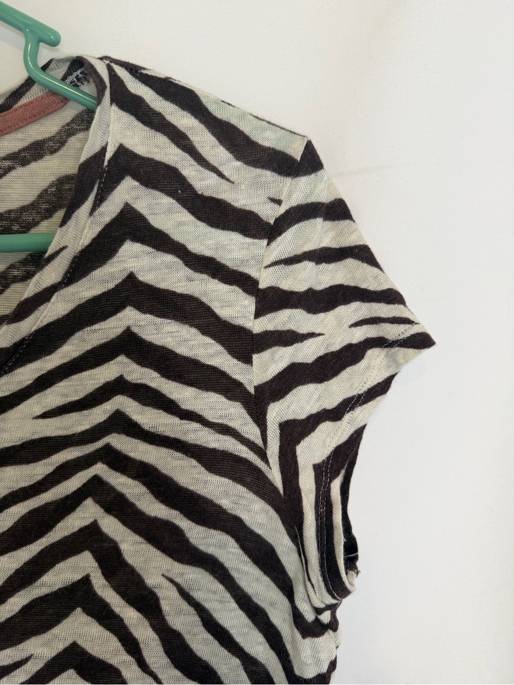 Tahari 100% Linen Brown and Off-White Zebra Print V-Neck Short Sleeve Top - Picture 5 of 6